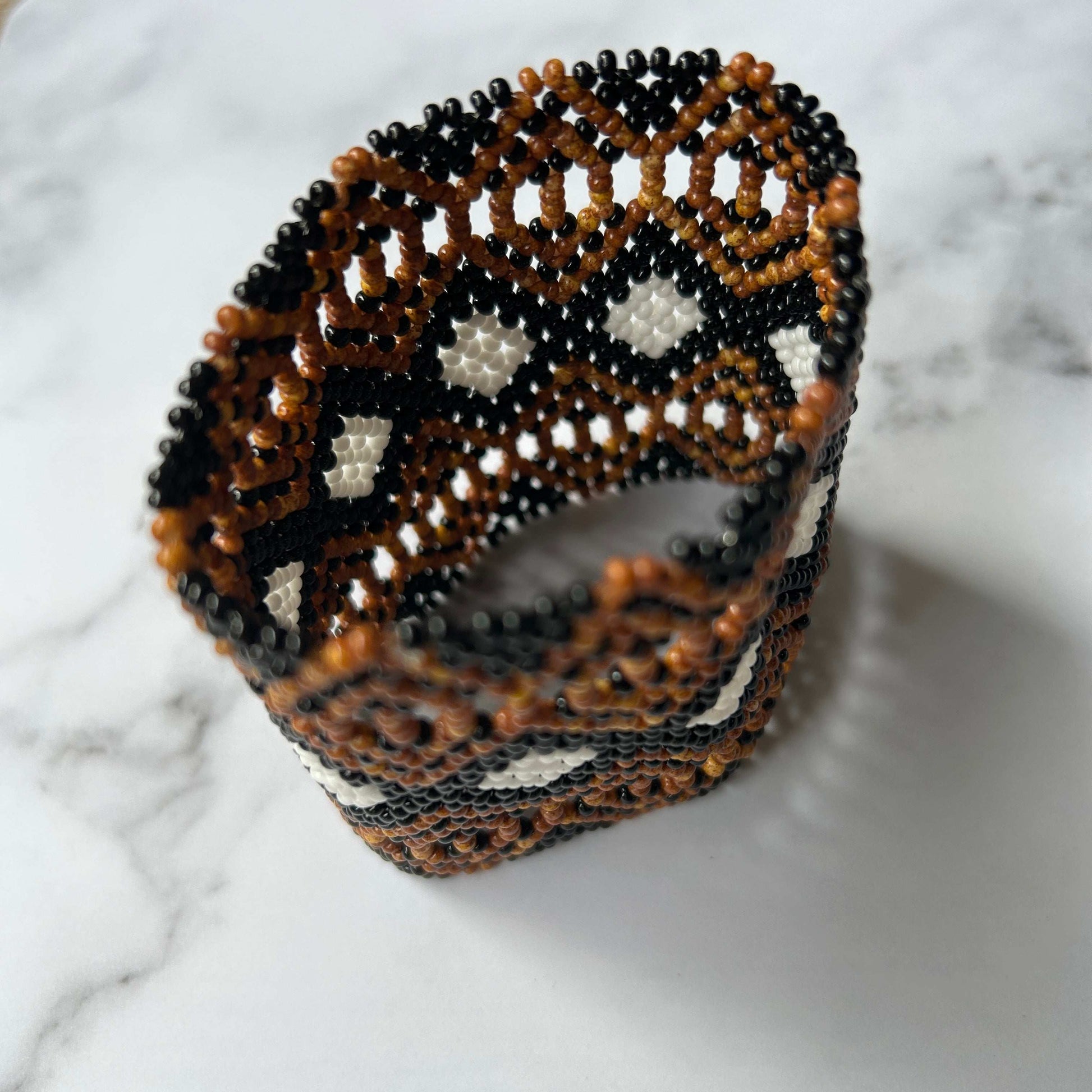 Bracelet en perles de verre (Miçanga) - noir, marron et blanc - Ethnie Mehinako