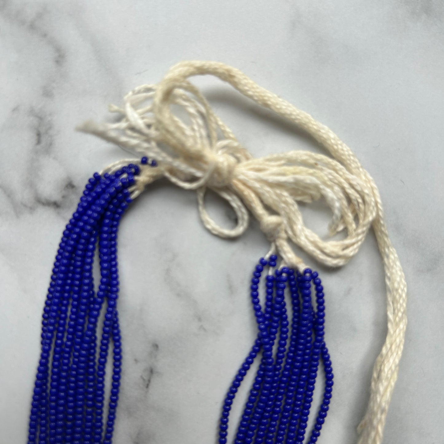 Collier en perles de verre (Miçanga) - 9 fils bleu - Ethnie Mehinako