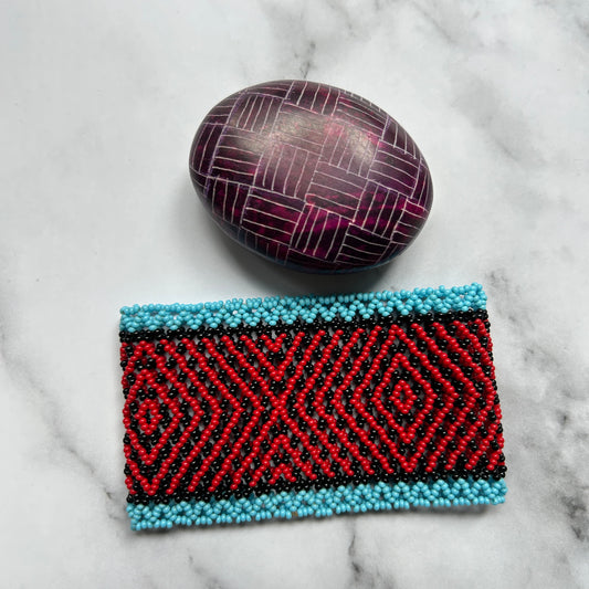 Bracelet en perles de verre (Miçanga) - rouge, noir et bleu - Ethnie Mehinako
