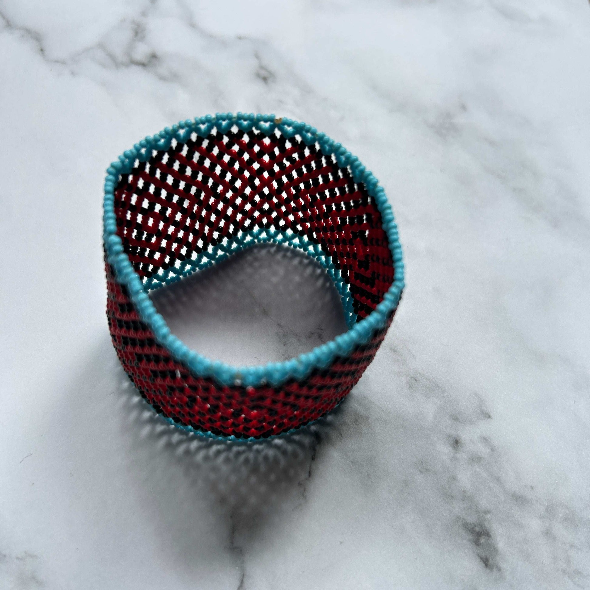 Bracelet en perles de verre (Miçanga) - rouge, noir et bleu - Ethnie Mehinako