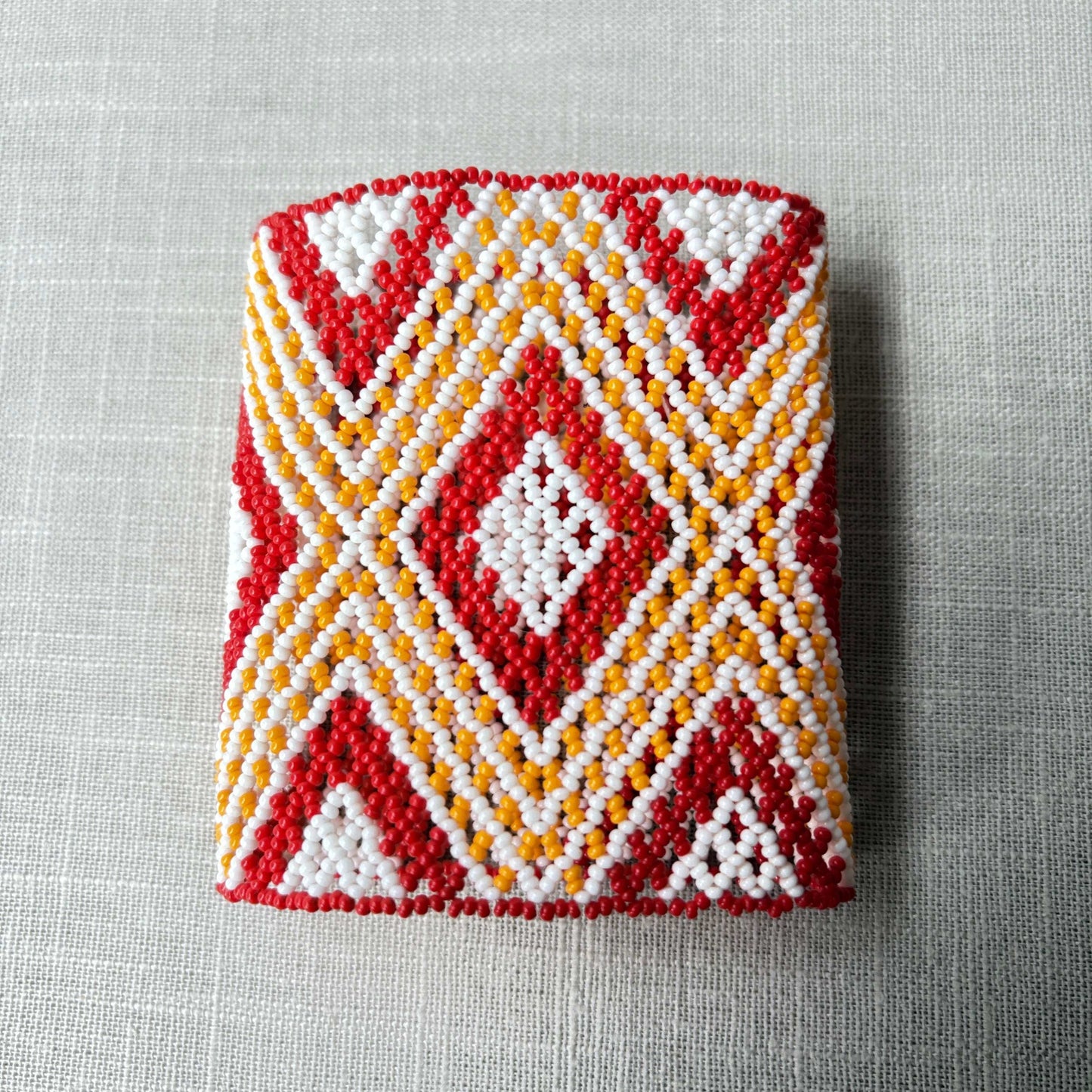 Bracelet en perles de verre (Miçanga) - rouge orange et blanc - Ethnie Kayapo