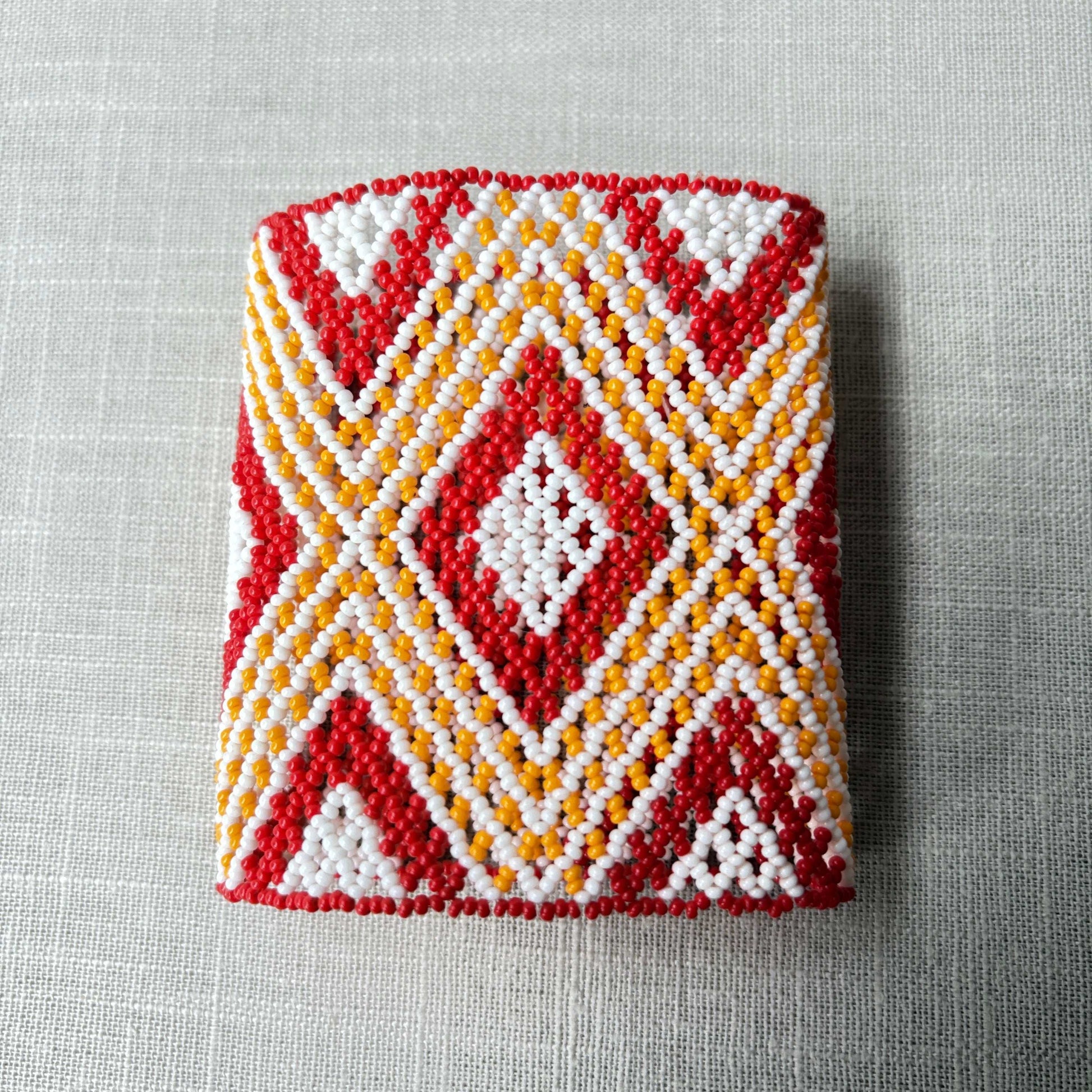Bracelet en perles de verre (Miçanga) - rouge orange et blanc - Ethnie Kayapo