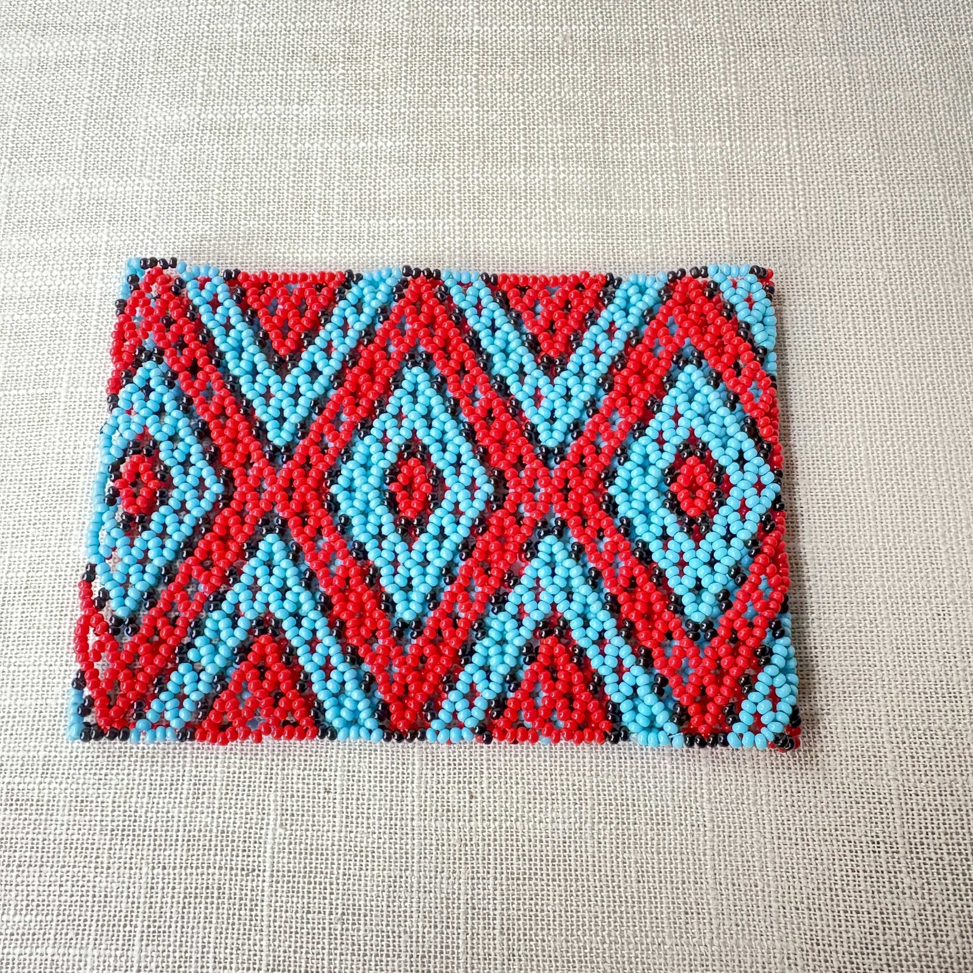 Bracelet en perles de verre (Miçanga) - losanges rouge bleu et noir - Ethnie Kayapo