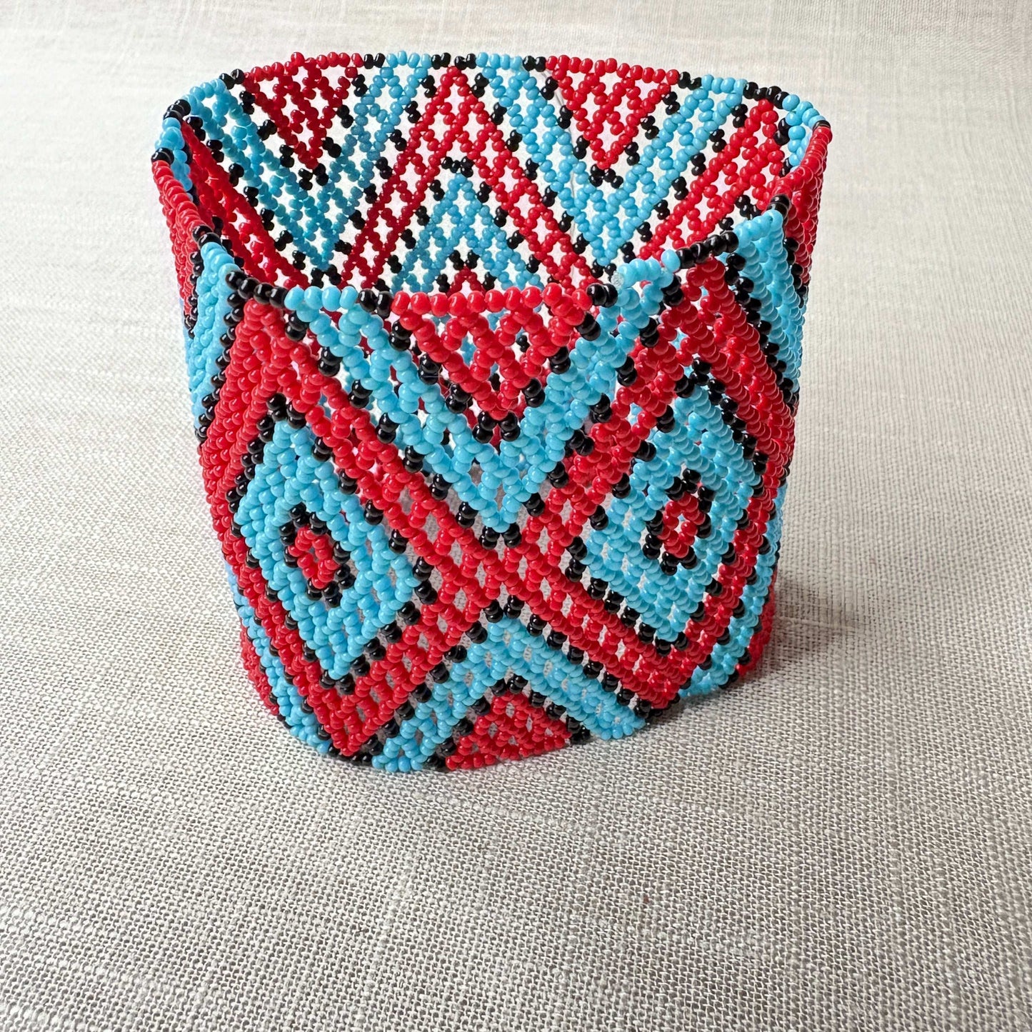 Bracelet en perles de verre (Miçanga) - losanges rouge bleu et noir - Ethnie Kayapo