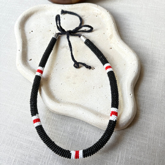 Collier corail en perles de verre (miçanga) - Noir, blanc et rouge - Ethnie Borari