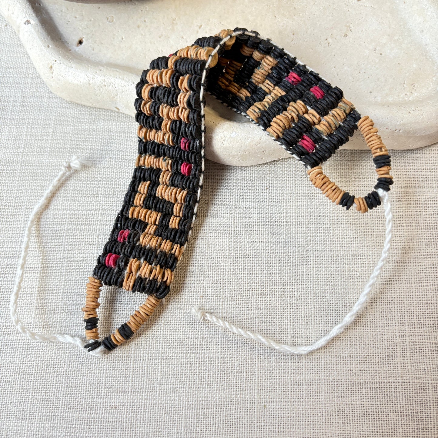 Bracelet de graines de morototo noir rouge et beige - Ethnie Katuena