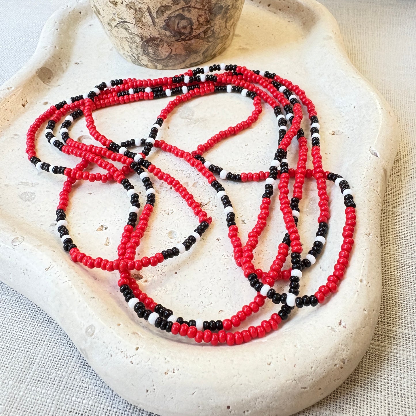 Lot de 2 colliers en perles de verre (Miçanga) - corail rouge noir et blanc - Ethnie Borari