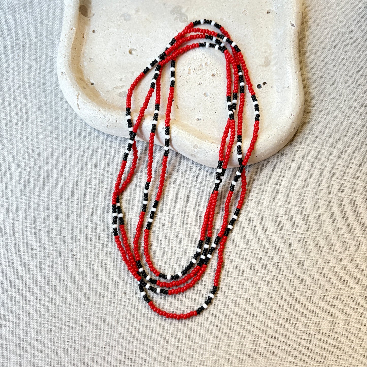 Lot de 2 colliers en perles de verre (Miçanga) - corail rouge noir et blanc - Ethnie Borari