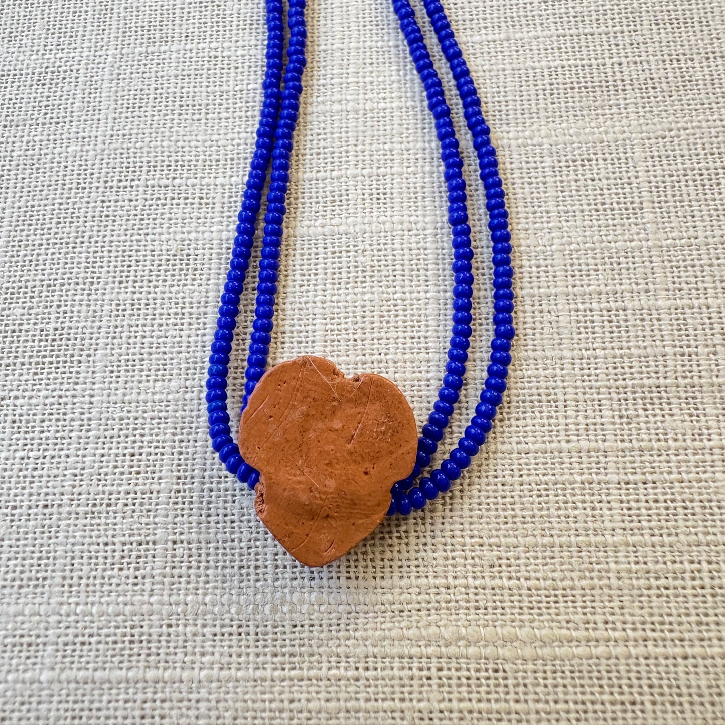 Collier en perles de verre (Miçanga) - bleu et pendentif Muiraquitã - Ethnie Borari