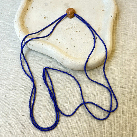 Collier en perles de verre (Miçanga) - bleu et pendentif Muiraquitã - Ethnie Borari