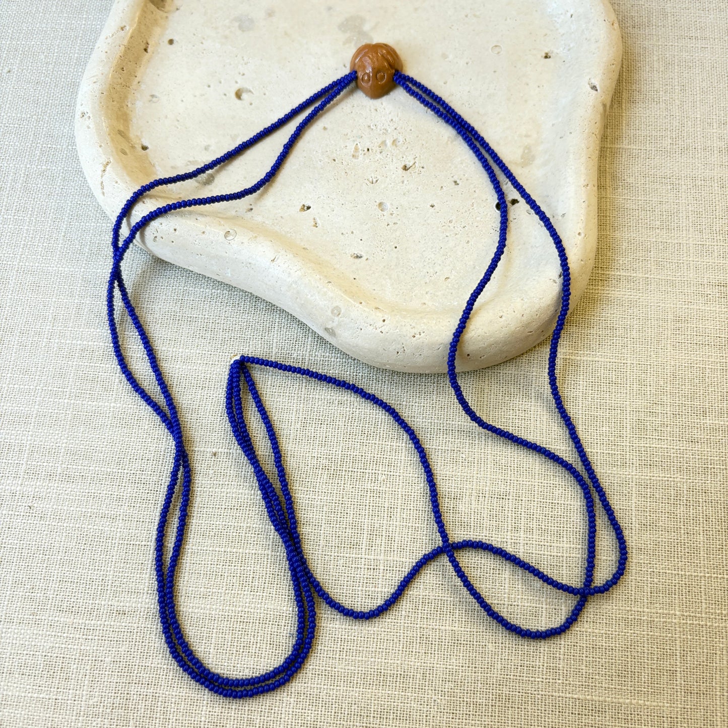 Collier en perles de verre (Miçanga) - bleu et pendentif Muiraquitã - Ethnie Borari