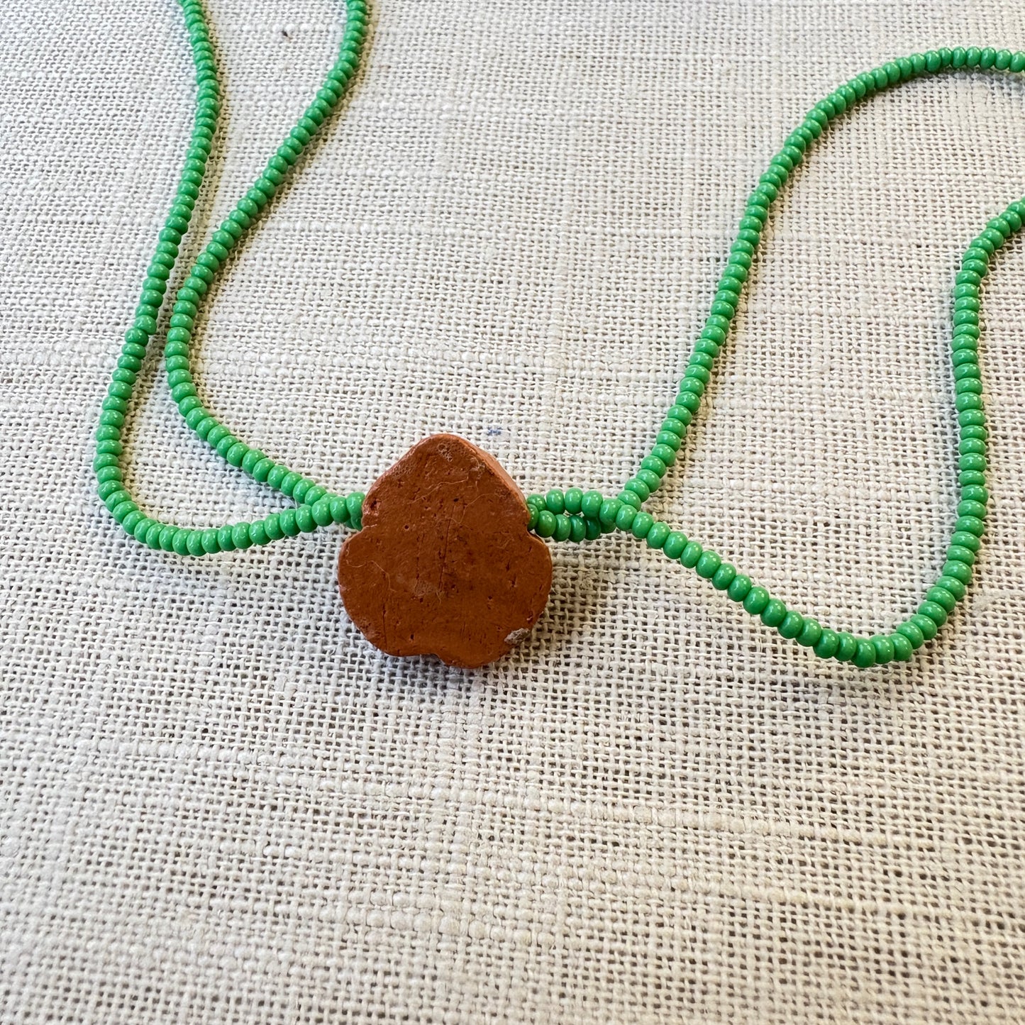 Collier en perles de verre (Miçanga) - vert et pendentif Muiraquitã - Ethnie Borari