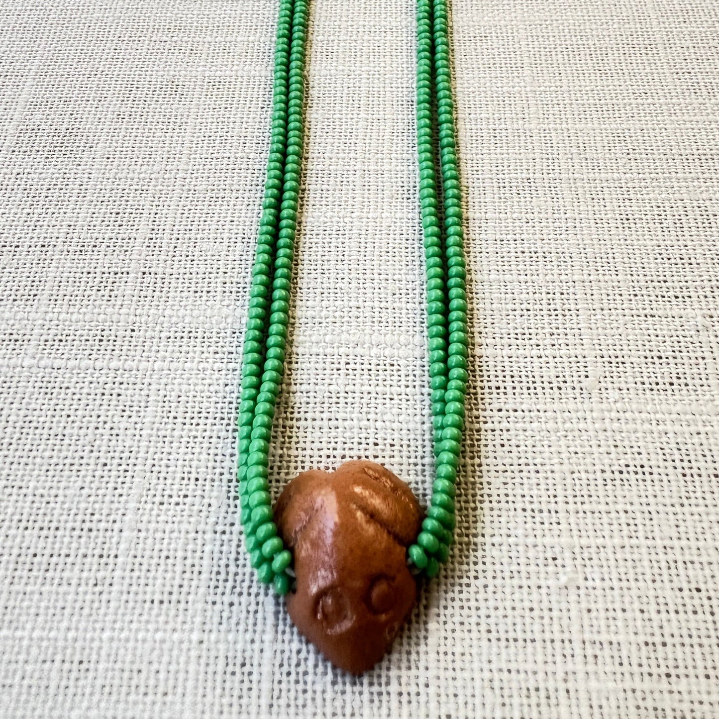 Collier en perles de verre (Miçanga) - vert et pendentif Muiraquitã - Ethnie Borari