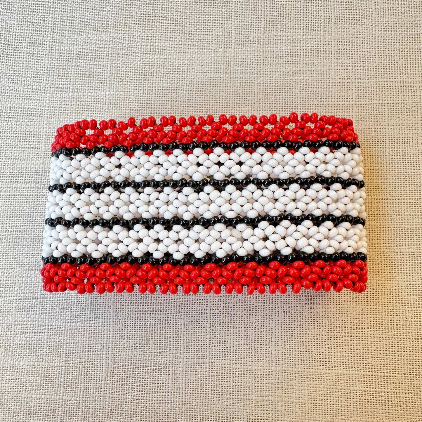 Bracelet en perles de verre (Miçanga) - rouge, noir et blanc- Ethnie Mehinako