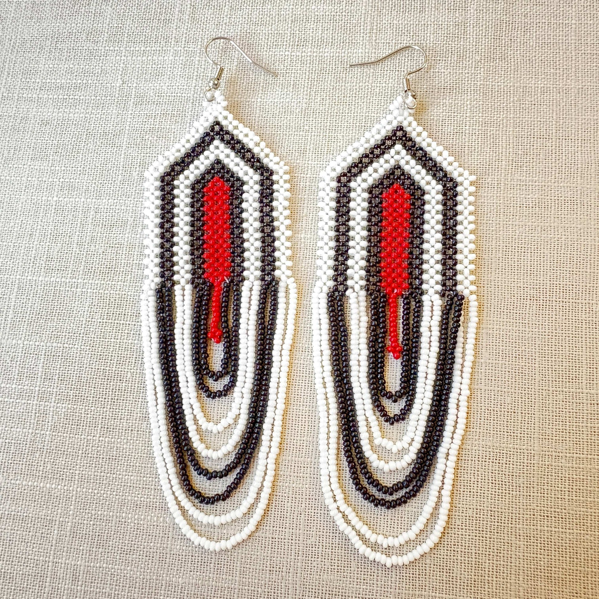 Boucles d'oreilles Miçanga - blanc noir et rouge - Ethnie Kayapo