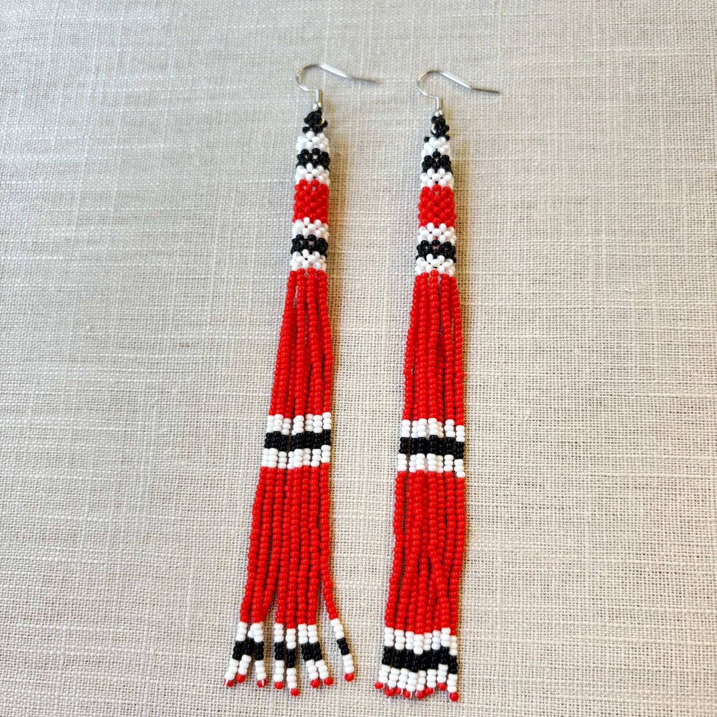 Boucles d'oreilles en perles de verre (Miçanga) - franges rouge noir et blanc - Ethnie Kayapo