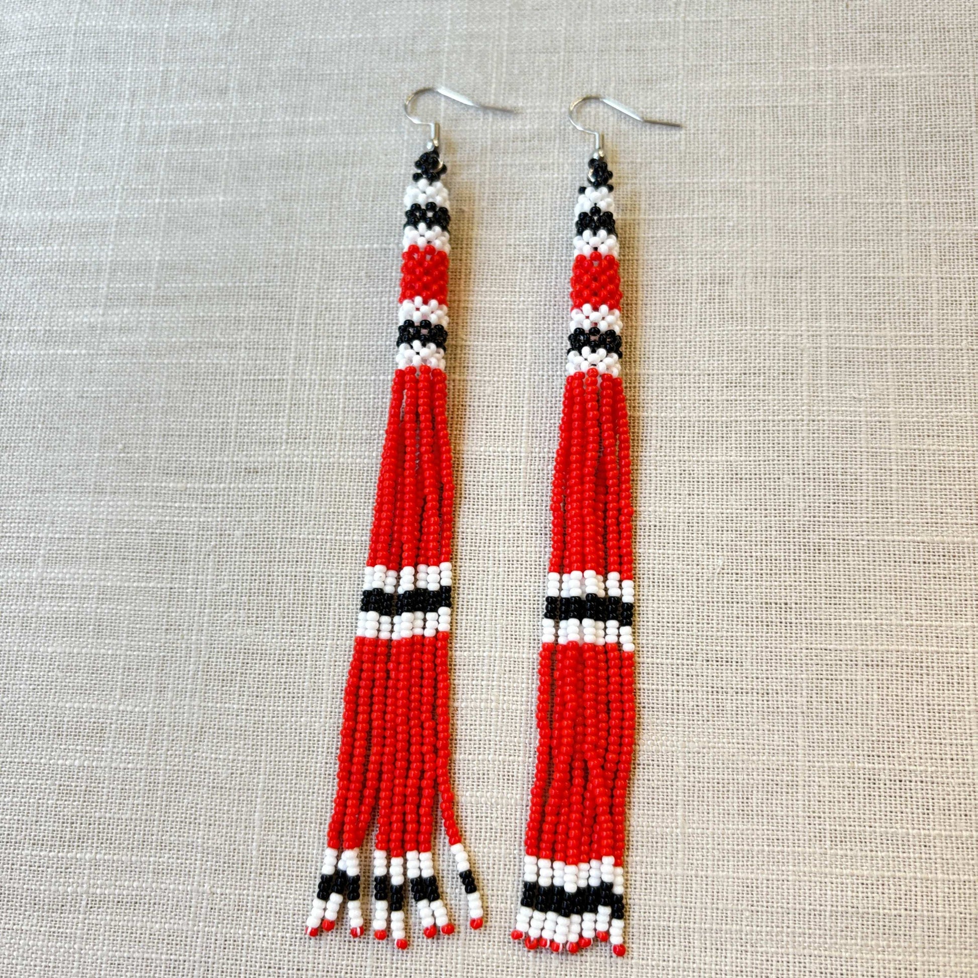 Boucles d'oreilles en perles de verre (Miçanga) - franges rouge noir et blanc - Ethnie Kayapo