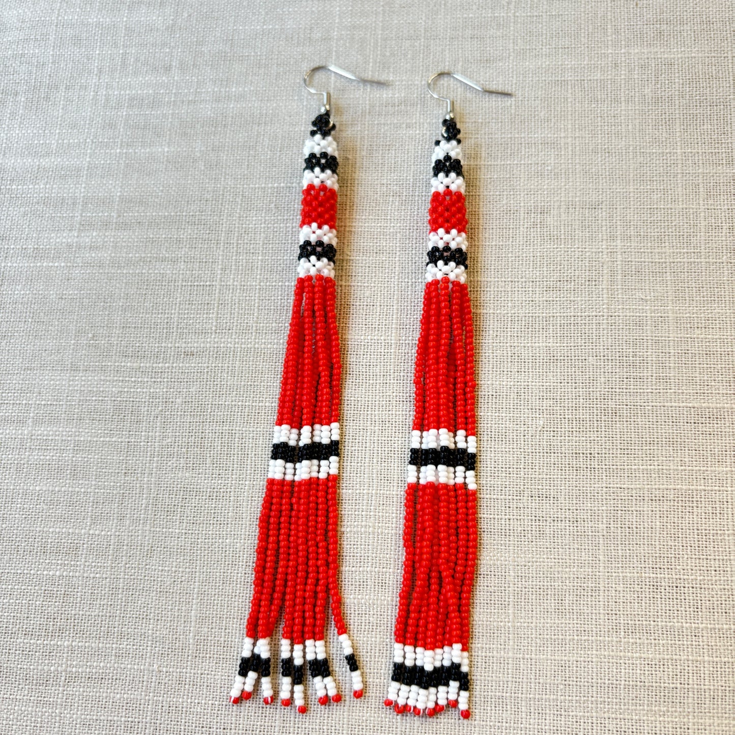 Boucles d'oreilles en perles de verre (Miçanga) - franges rouge noir et blanc - Ethnie Kayapo