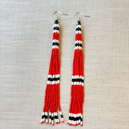 Boucles d'oreilles en perles de verre (Miçanga) - franges rouge noir et blanc - Ethnie Kayapo