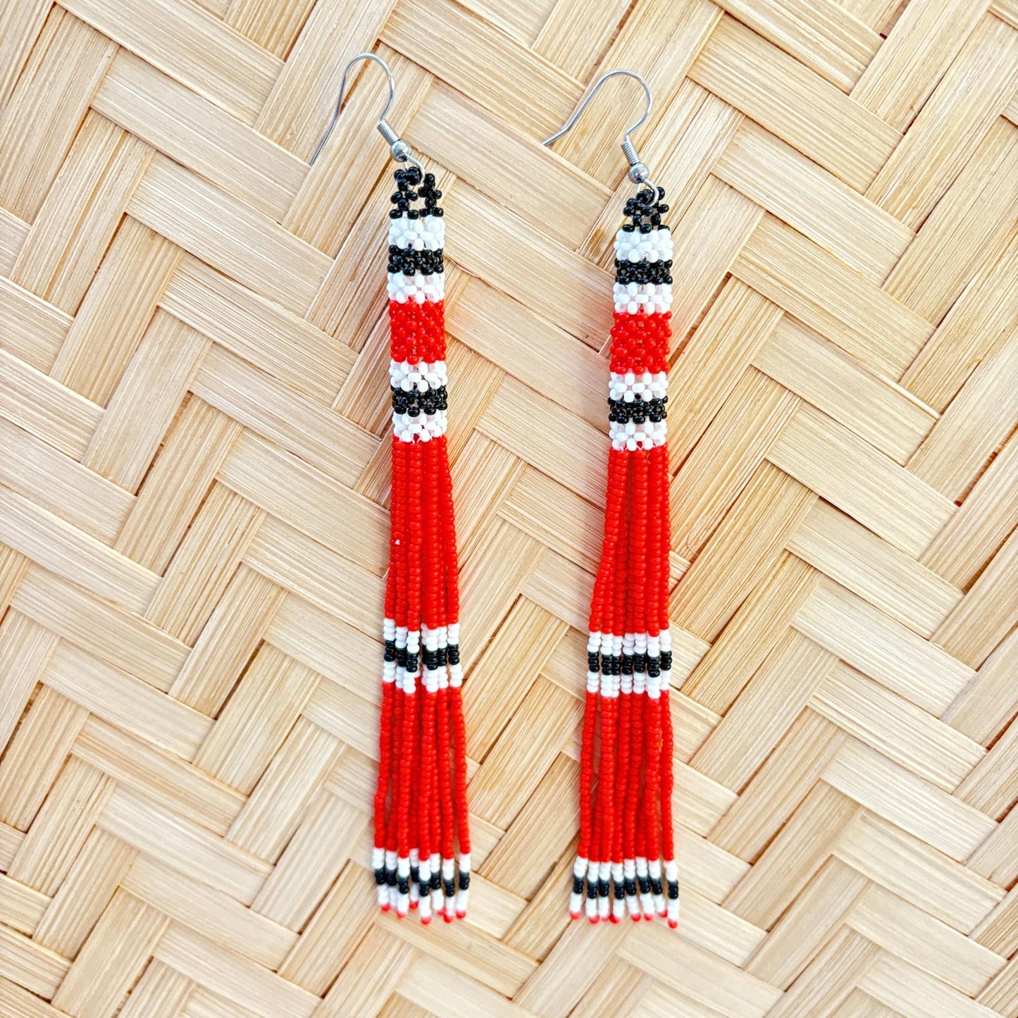 Boucles d'oreilles en perles de verre (Miçanga) - franges rouge noir et blanc - Ethnie Kayapo