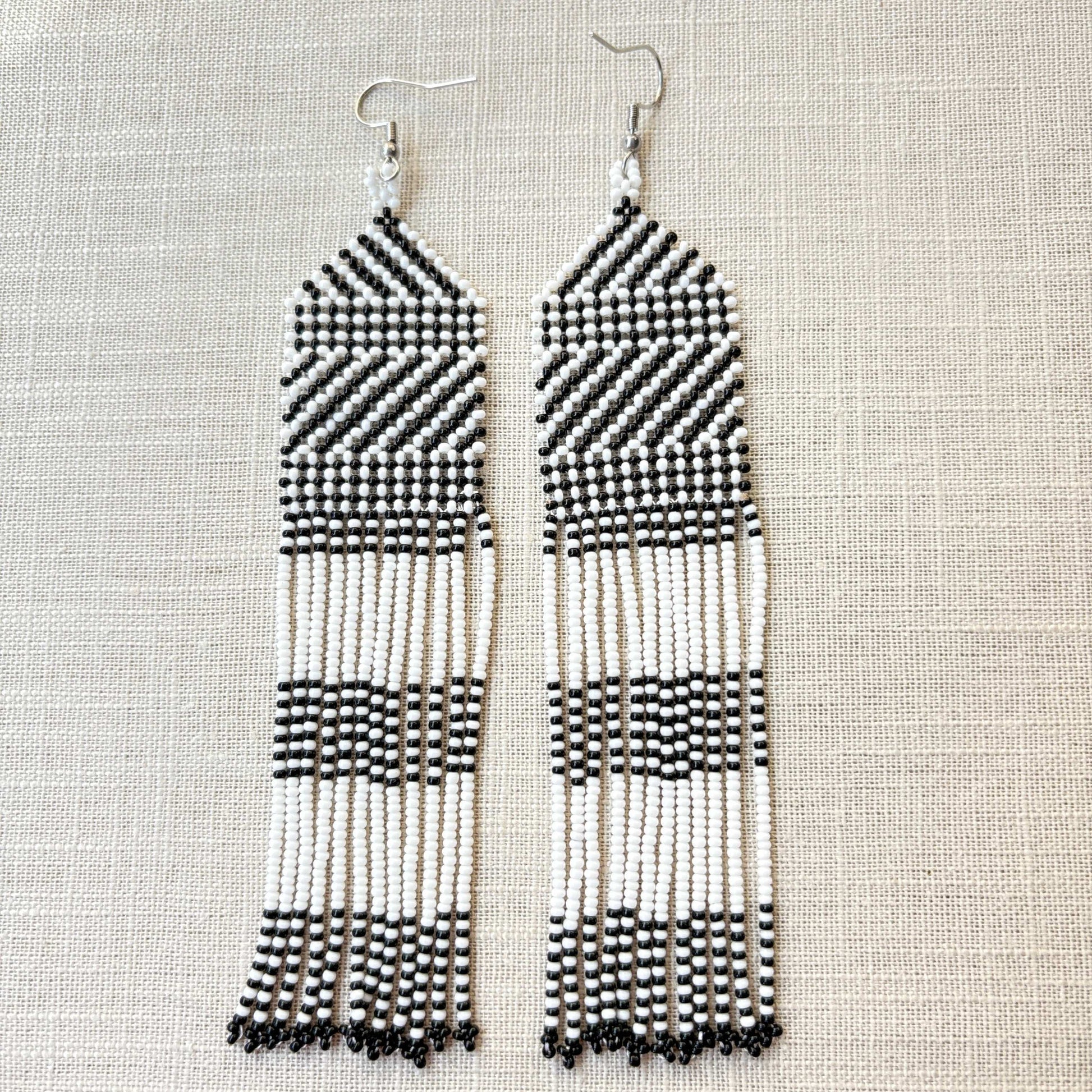 Boucles d'oreilles en perles de verre (Miçanga) - franges blanc noir - Ethnie Kayapo