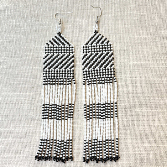 Boucles d'oreilles en perles de verre (Miçanga) - franges blanc noir - Ethnie Kayapo