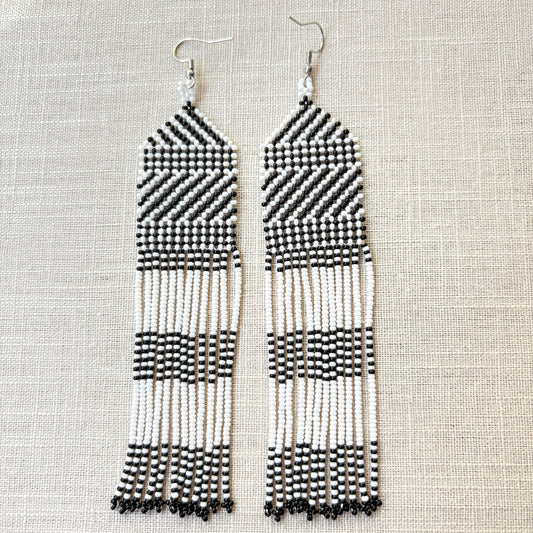 Boucles d'oreilles en perles de verre (Miçanga) - franges blanc noir - Ethnie Kayapo