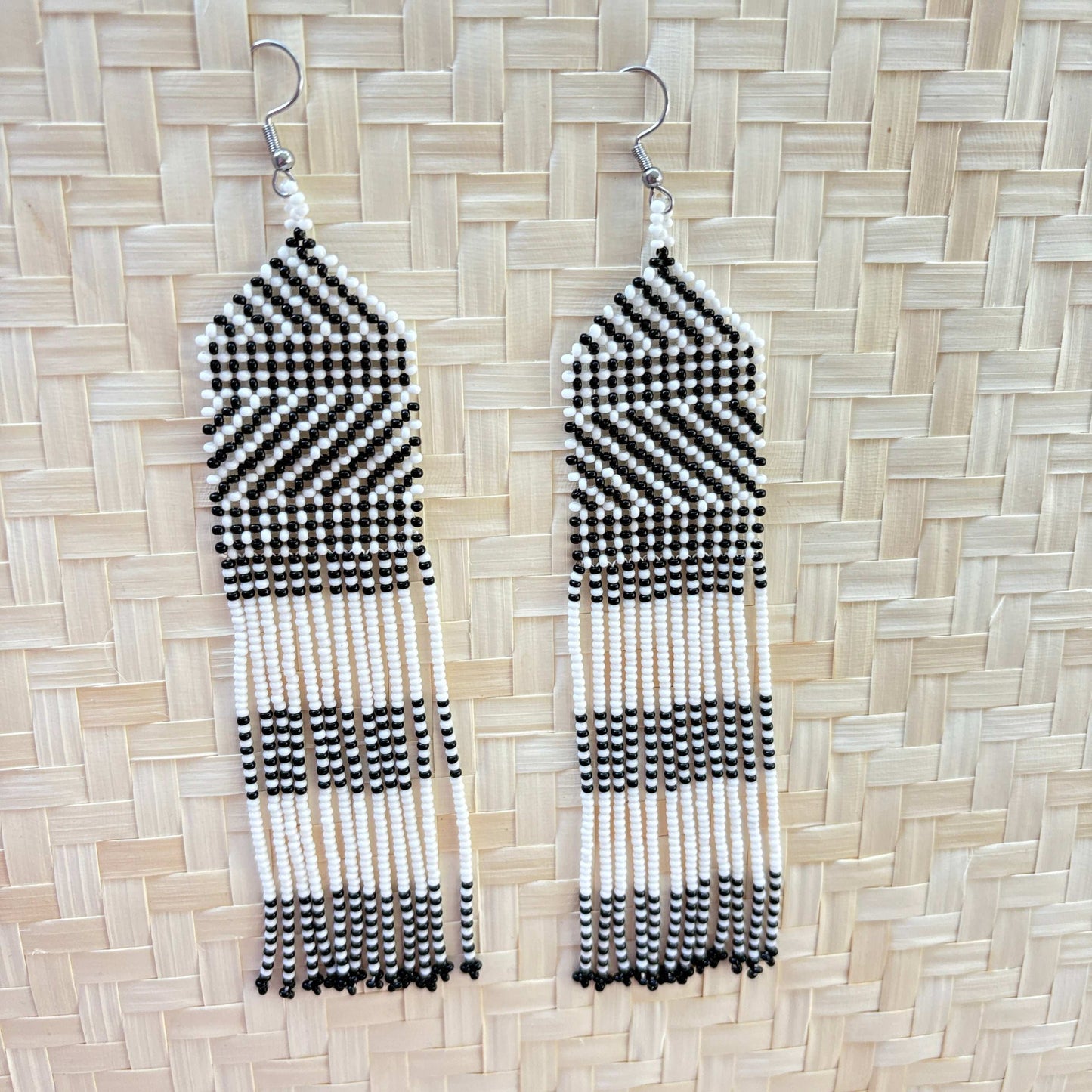 Boucles d'oreilles en perles de verre (Miçanga) - franges blanc noir - Ethnie Kayapo