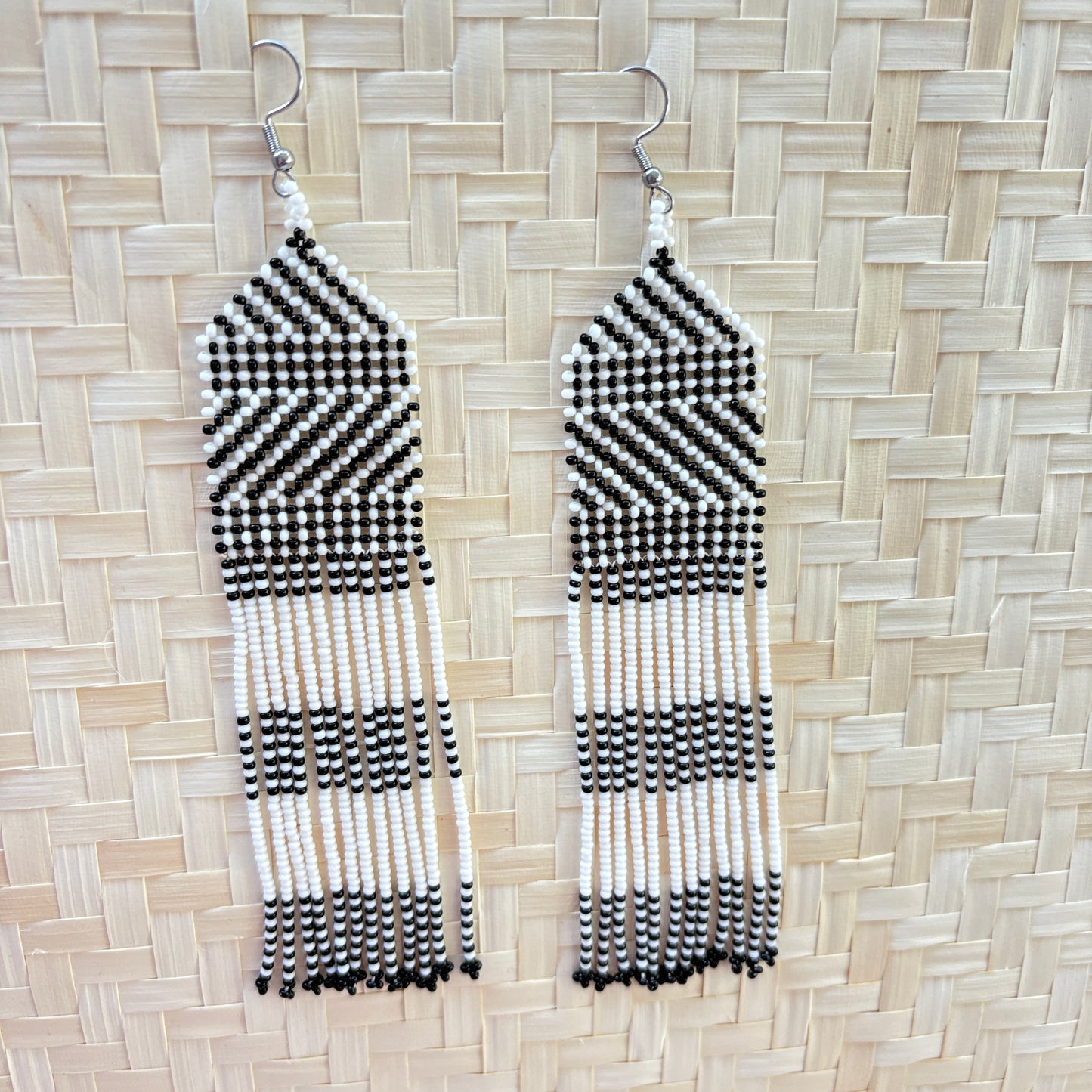 Boucles d'oreilles en perles de verre (Miçanga) - franges blanc noir - Ethnie Kayapo