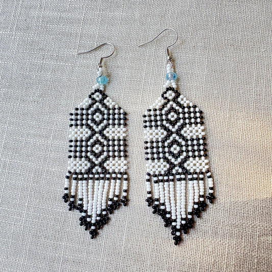 Boucles d'oreilles en perles de verre (Miçanga) - blanc et noir - Ethnie Kayapo
