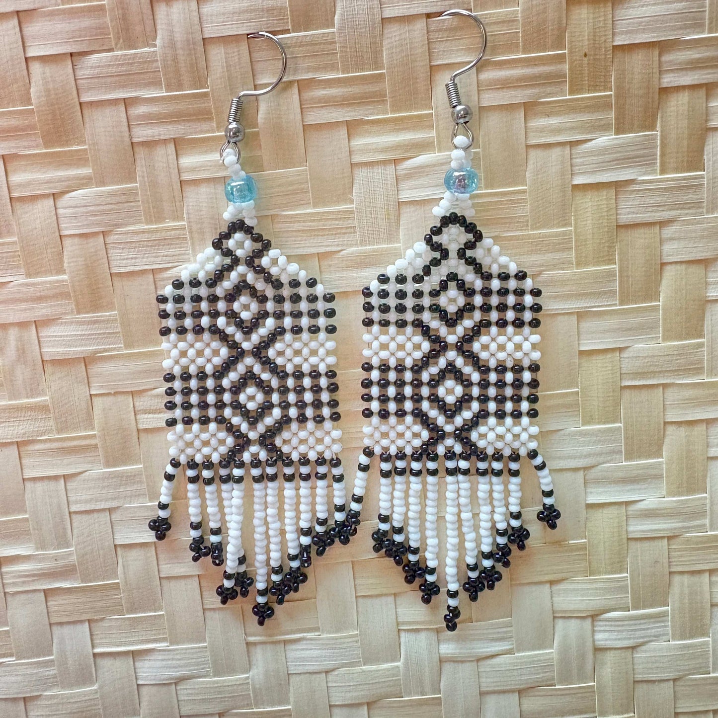 Boucles d'oreilles en perles de verre (Miçanga) - blanc et noir - Ethnie Kayapo