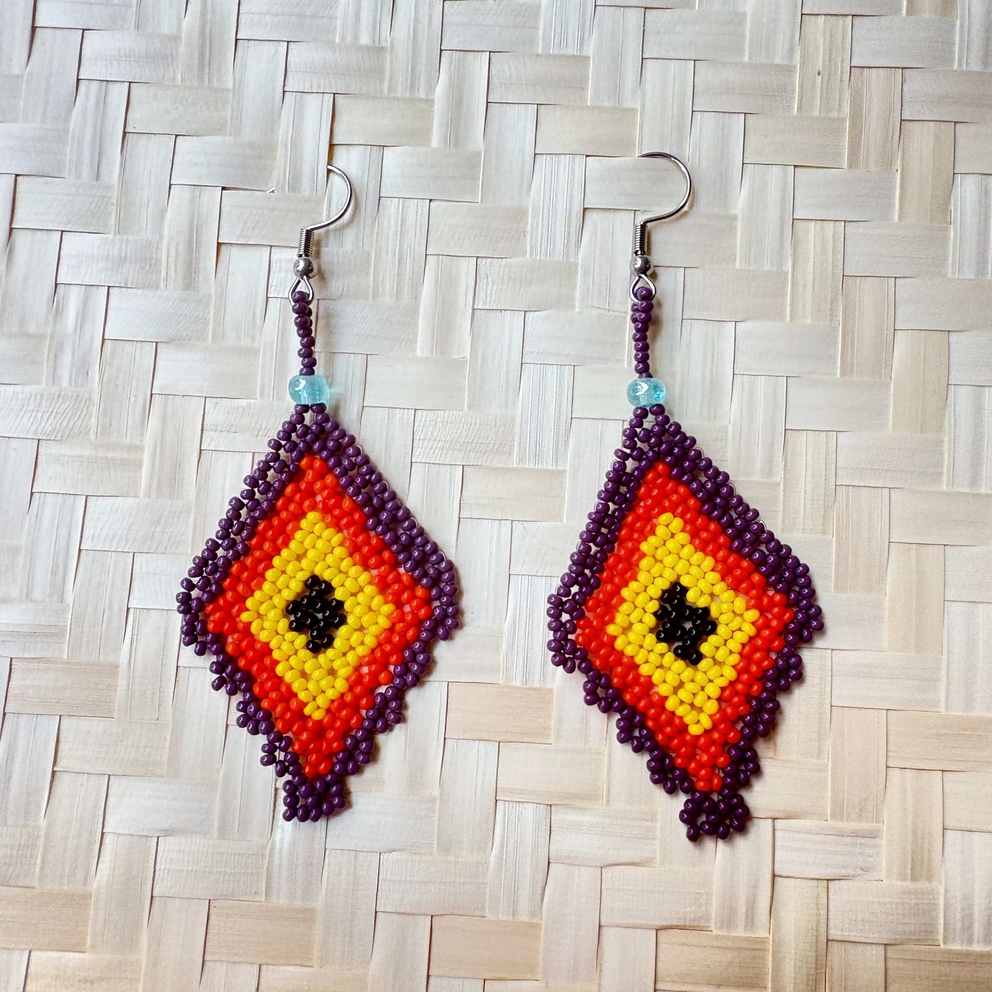 Boucles d'oreilles Miçanga - Losange violet orange jaune et noir - Ethnie Kayapo