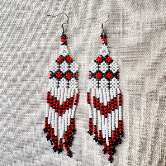 Boucles d'oreilles en perles de verre (Miçanga) - blanc noir rouge - Ethnie Kayapo