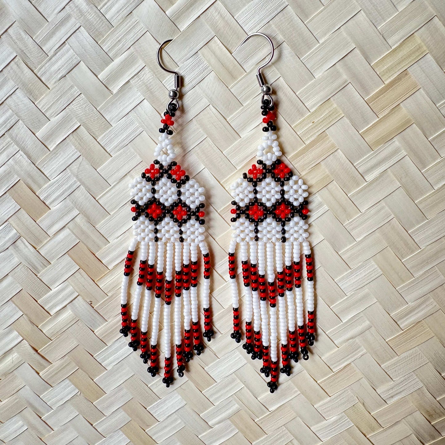 Boucles d'oreilles en perles de verre (Miçanga) - blanc noir rouge - Ethnie Kayapo