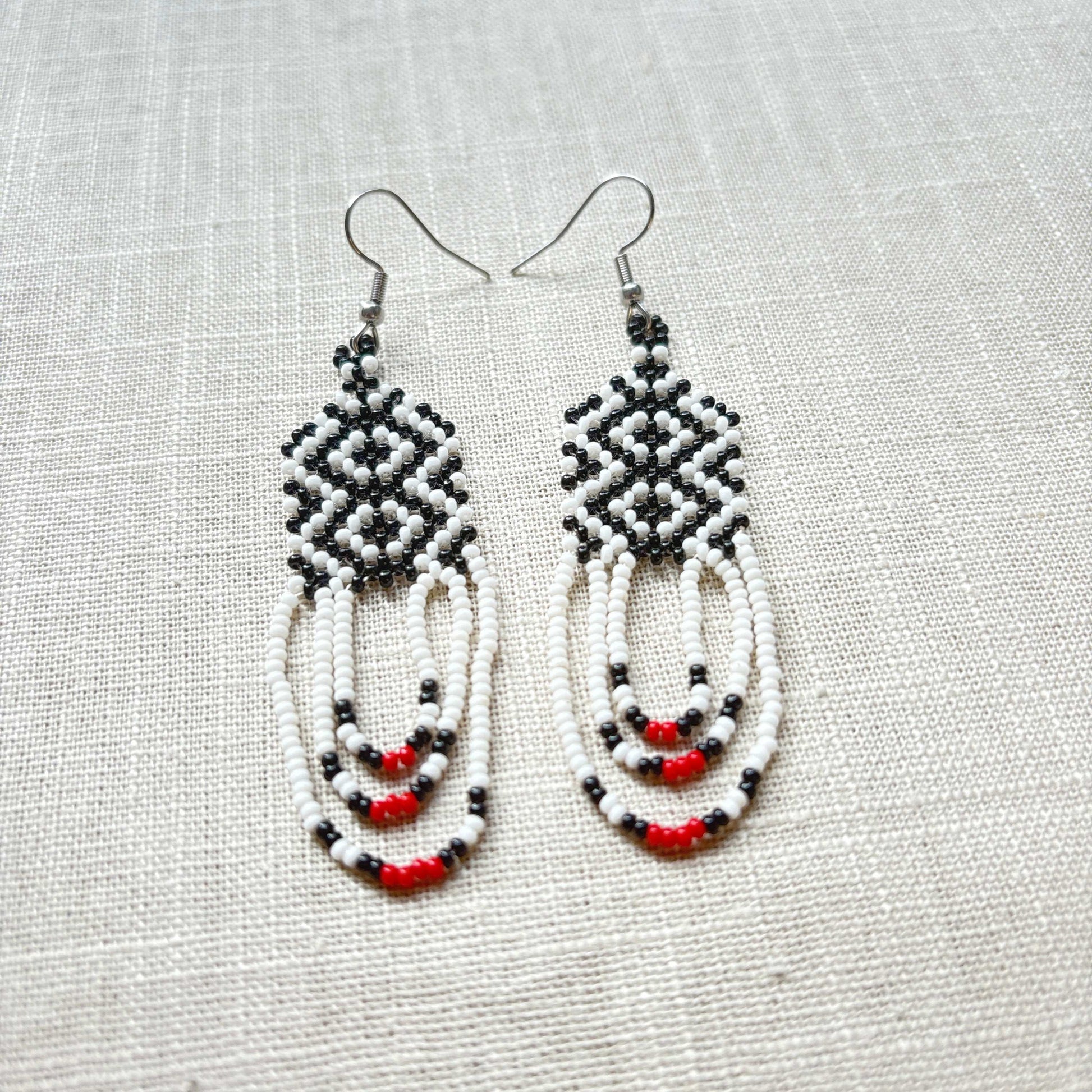 Boucles d'oreilles en perles de verre (Miçanga) - blanc noir et rouge - Ethnie Kayapo