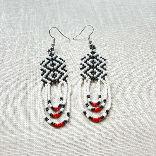 Boucles d'oreilles en perles de verre (Miçanga) - blanc noir et rouge - Ethnie Kayapo