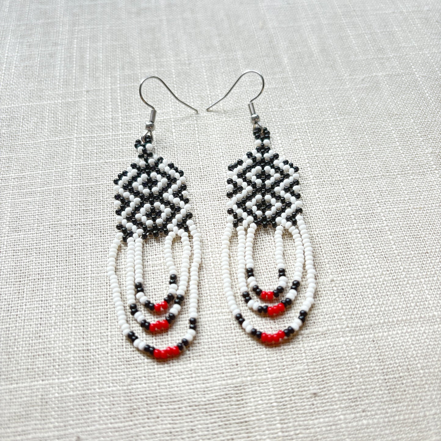 Boucles d'oreilles en perles de verre (Miçanga) - blanc noir et rouge - Ethnie Kayapo