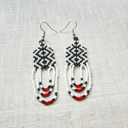 Boucles d'oreilles en perles de verre (Miçanga) - blanc noir et rouge - Ethnie Kayapo