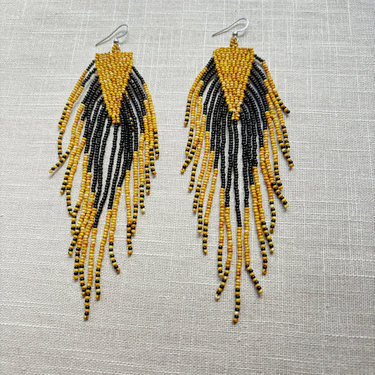 Boucles d'oreilles en perles de verre (Miçanga) - Noir et beige à franges - Ethnie Borari