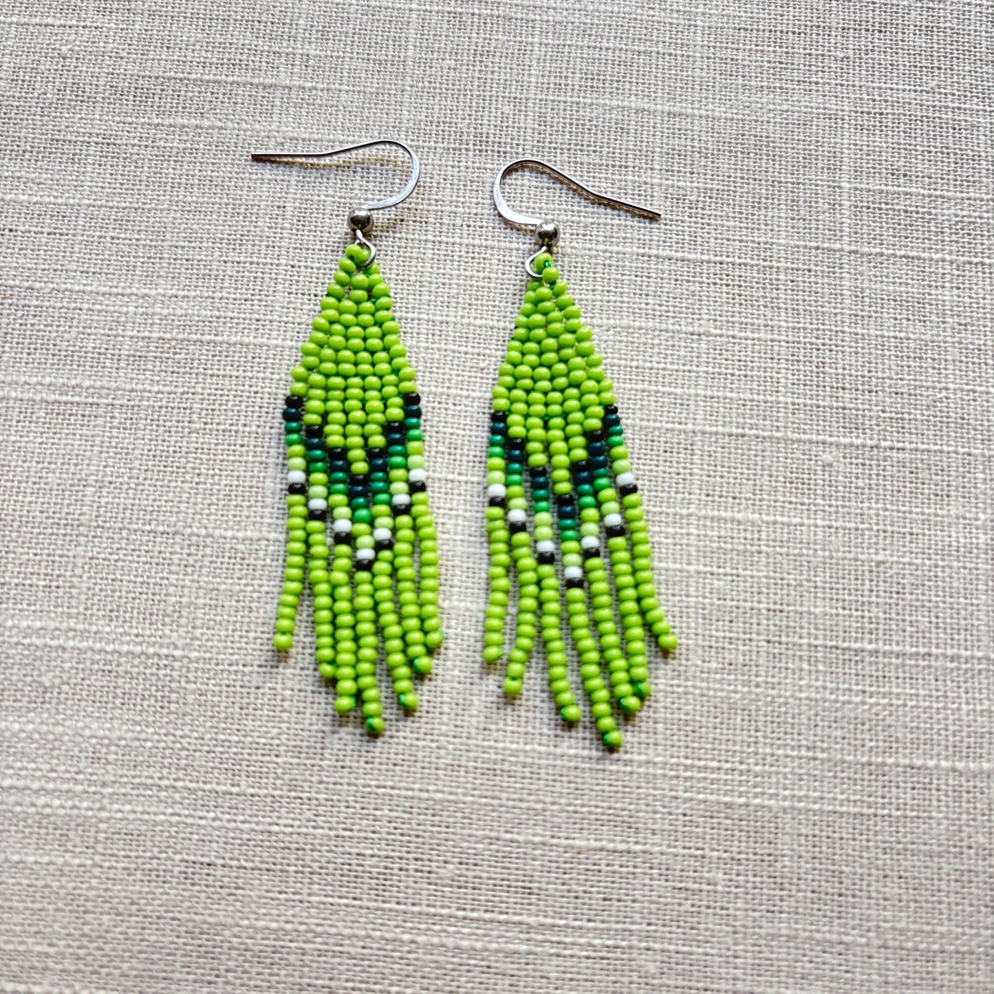 Boucles d'oreilles en perles de verre (Miçanga) - Franges vert blanc - Ethnie Borari