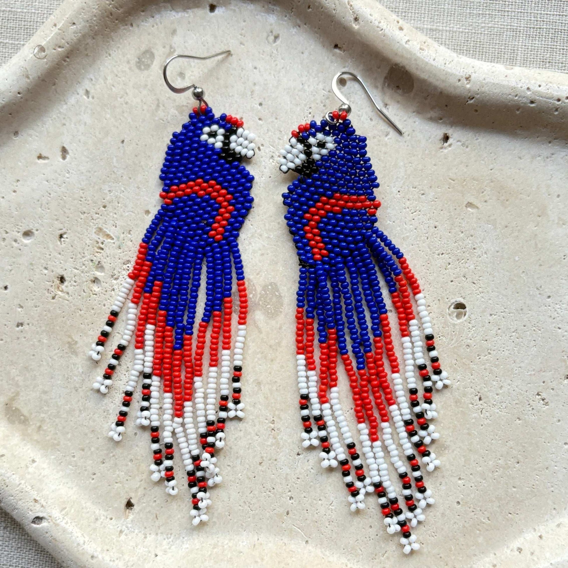 Boucles d'oreilles en perles de verre (Miçanga) - Ara bleu rouge blanc - Ethnie Borari