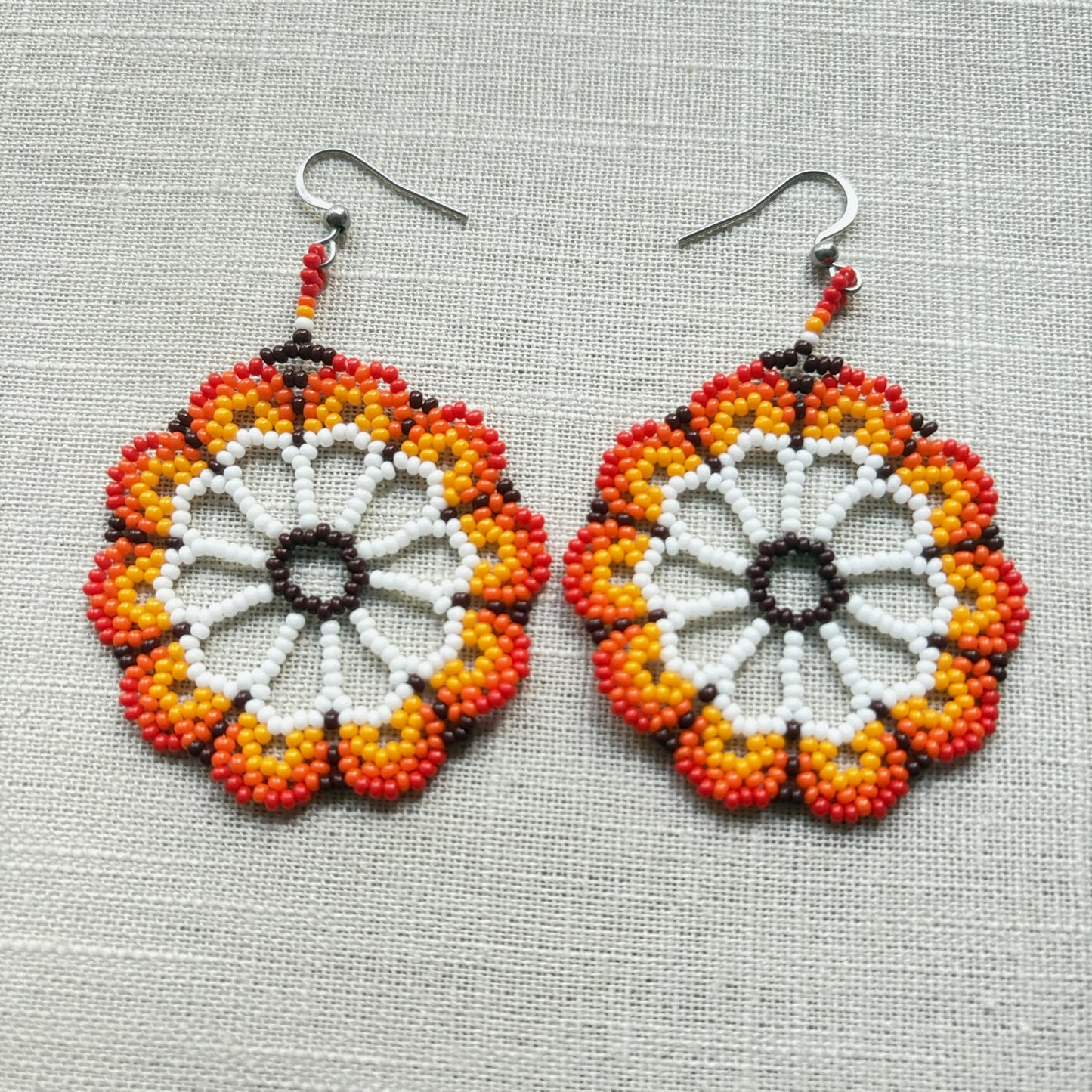 Boucles d'oreilles en perles de verre (Miçanga) - Fleur rouge orange blanc - Ethnie Borari