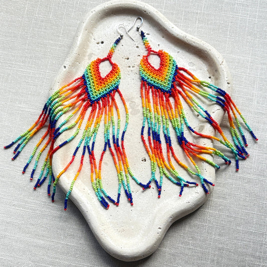 Boucles d'oreilles en perles de verre (Miçanga) - Multicolores arc en ciel à franges - Ethnie Borari