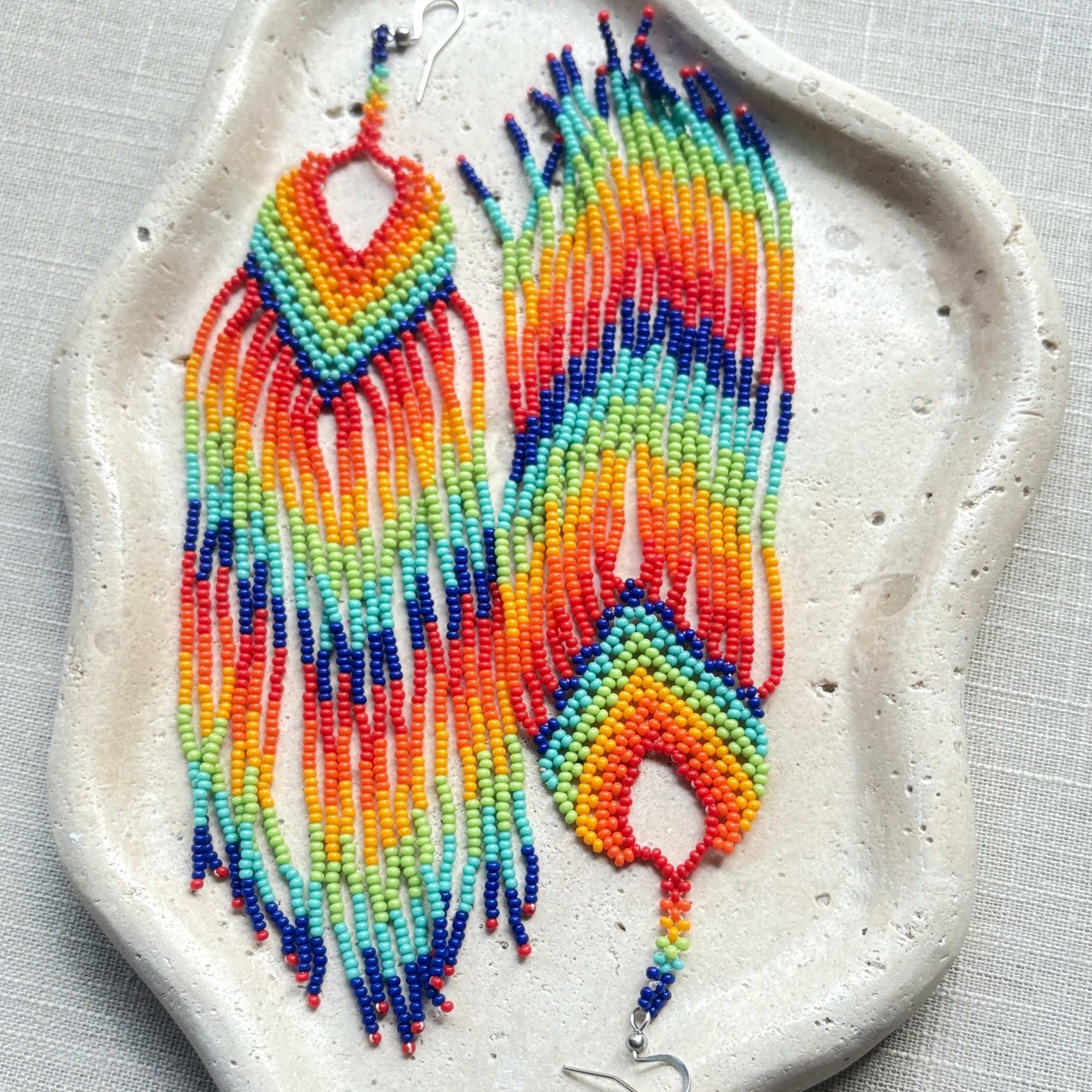 Boucles d'oreilles en perles de verre (Miçanga) - Multicolores arc en ciel à franges - Ethnie Borari