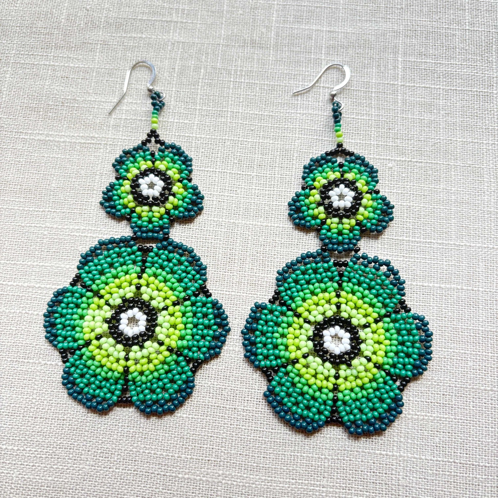 Boucles d'oreilles en perles de verre (Miçanga) - Fleur double vert noir et blanc - Ethnie Borari