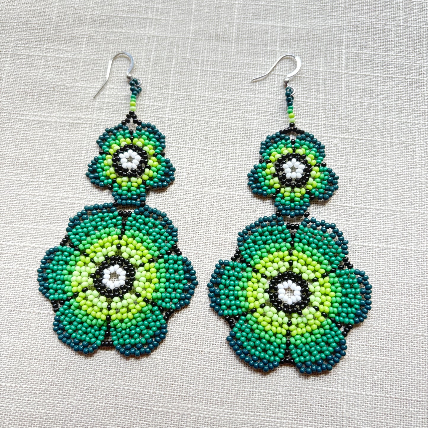 Boucles d'oreilles en perles de verre (Miçanga) - Fleur double vert noir et blanc - Ethnie Borari