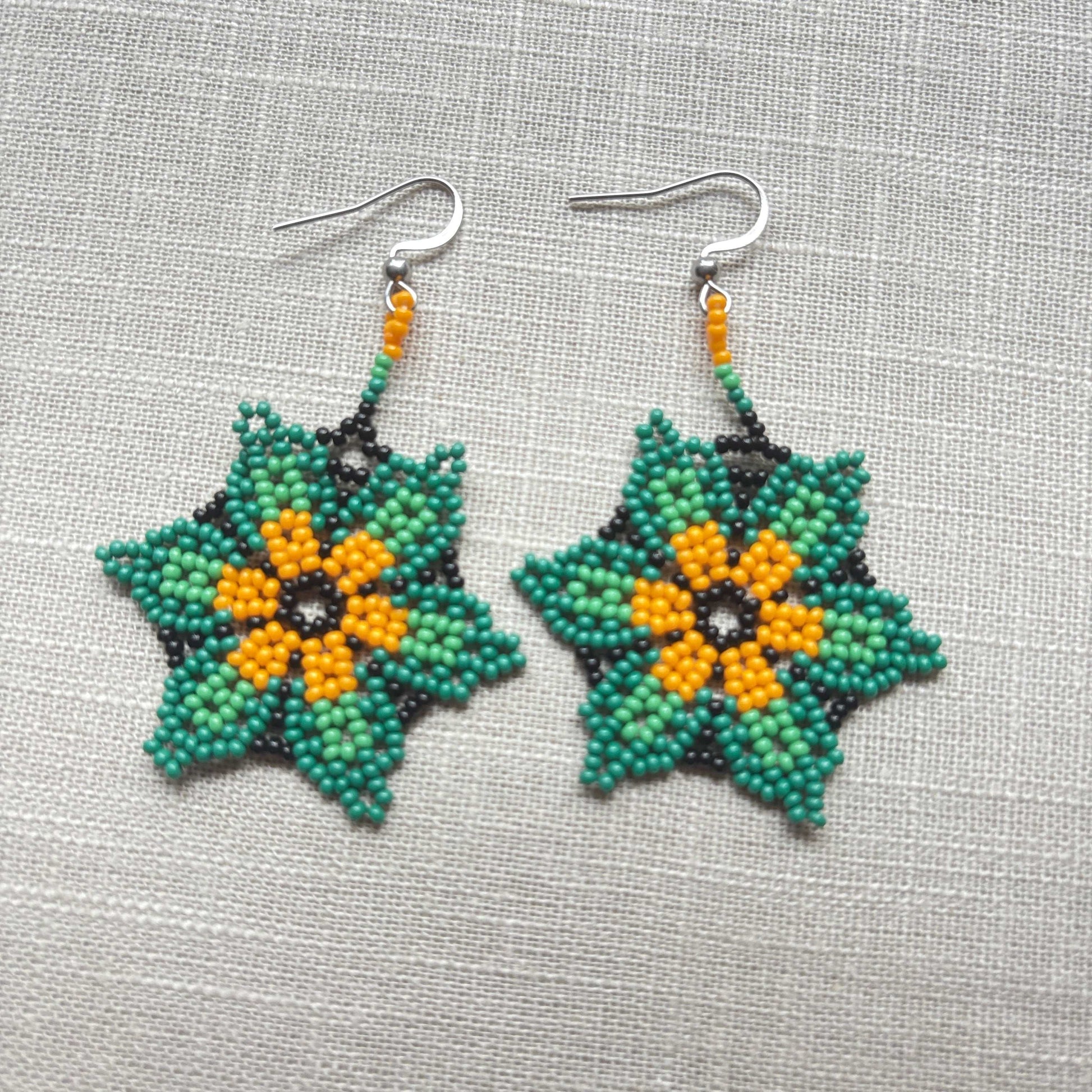 Boucles d'oreilles en perles de verre (Miçanga) - Fleur vert noir et orange - Ethnie Borari