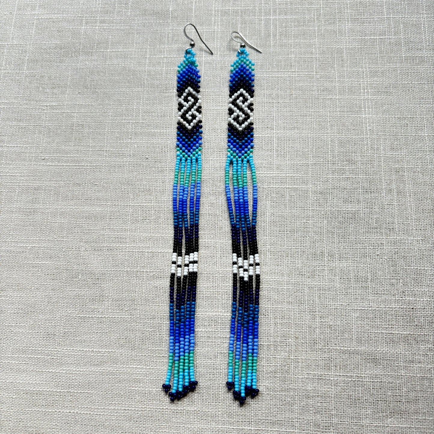Boucles d'oreilles en perles de verre (Miçanga) - Bleu noir blanc à franges - Ethnie Borari
