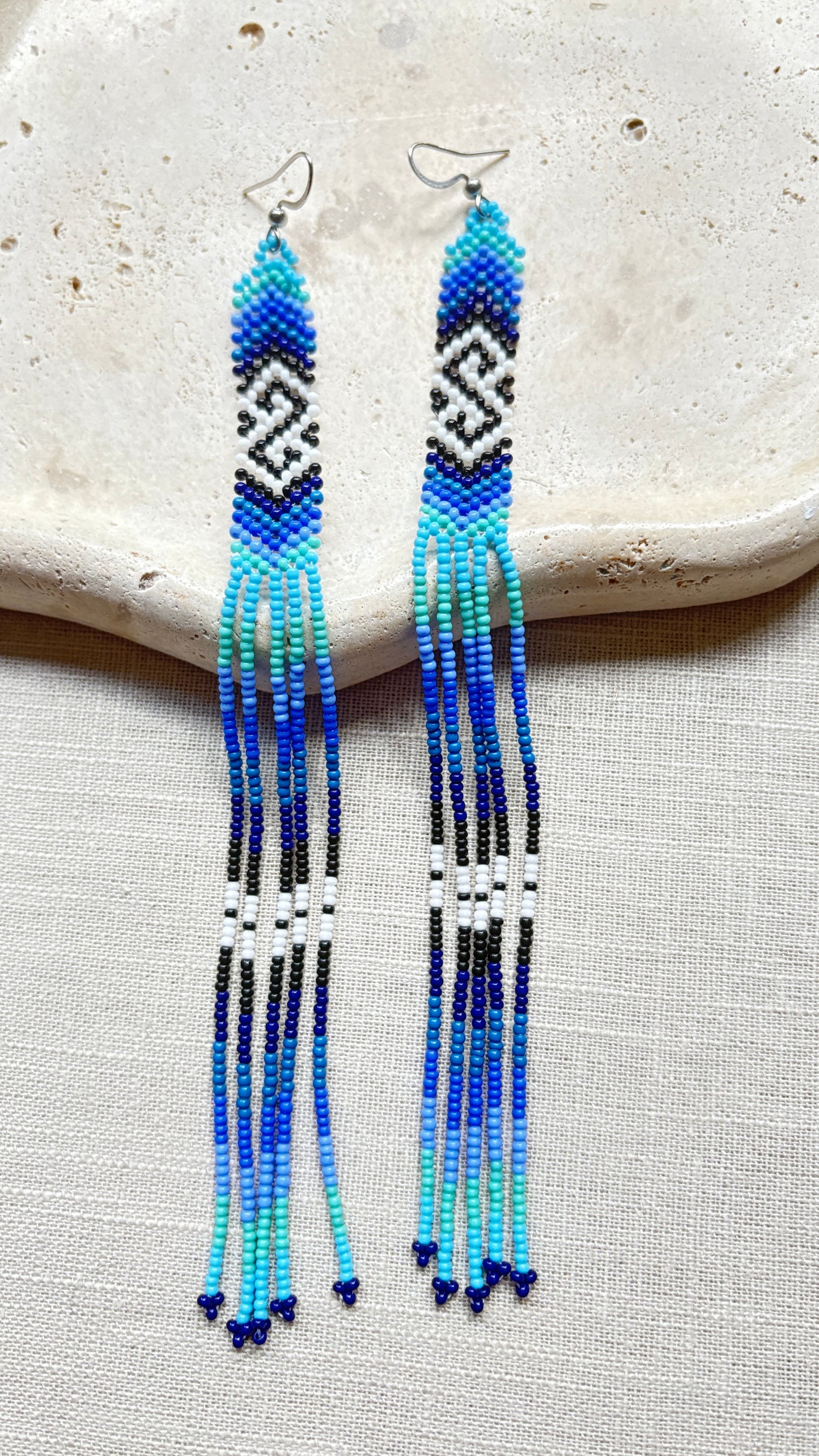 Boucles d'oreilles en perles de verre (Miçanga) - Bleu noir blanc à franges - Ethnie Borari