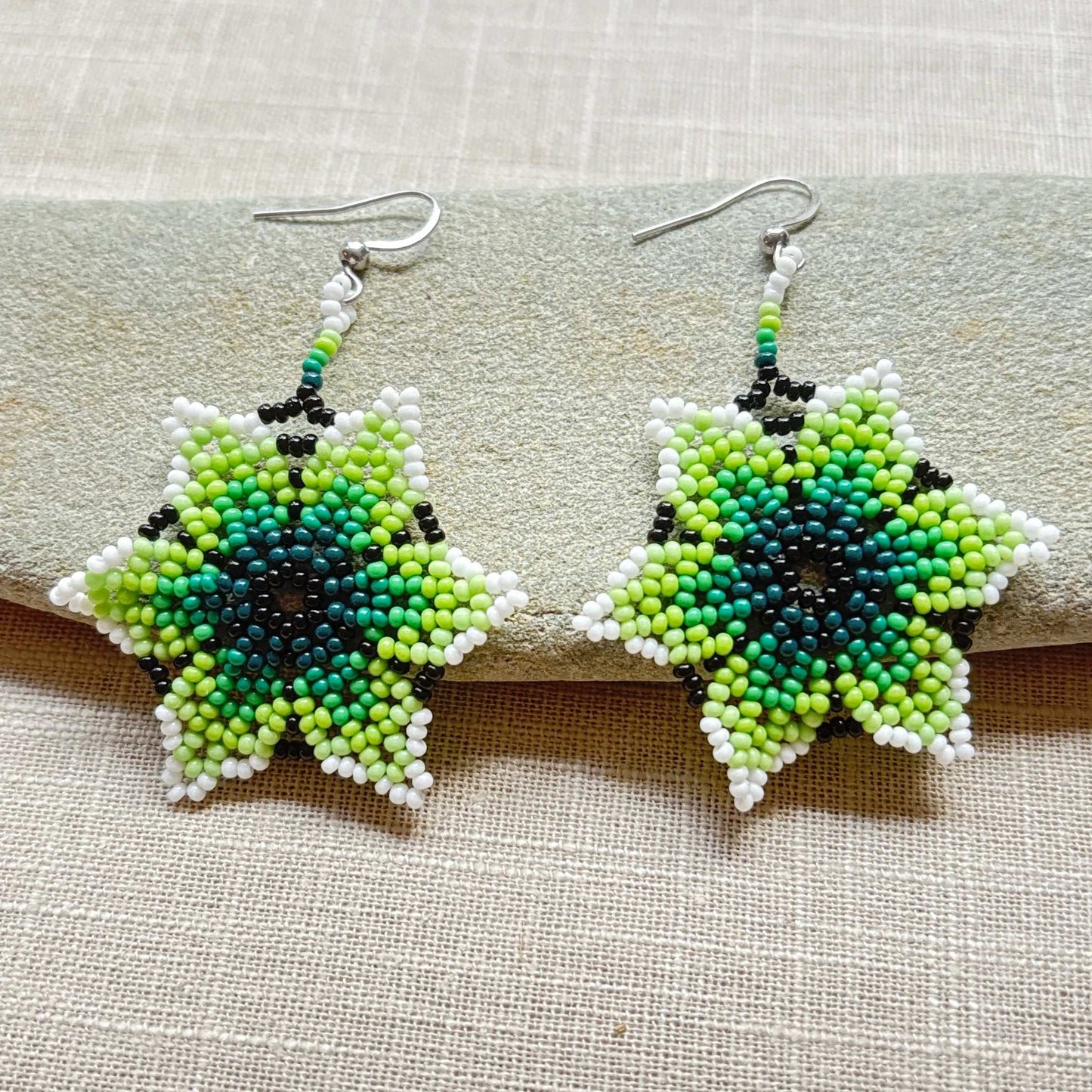 Boucles d'oreilles en perles de verre (Miçanga) - Fleur blanc vert noir - Ethnie Borari